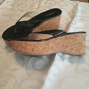 X-Appeal Patent leather wedge flip flops